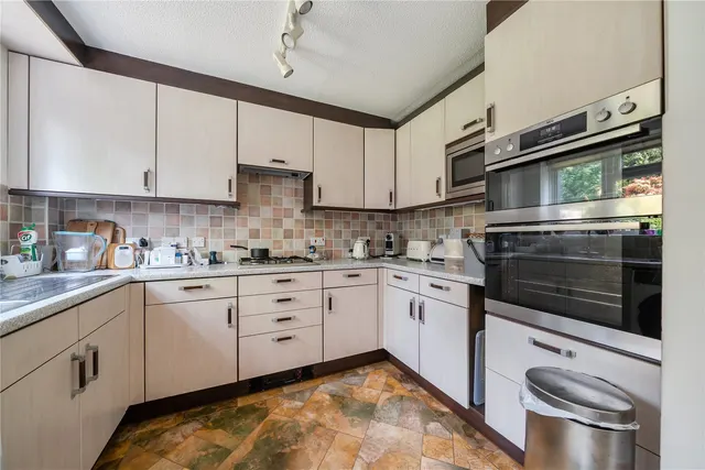 Photo 3 — Chartwell Drive, Farnborough Village, BR6