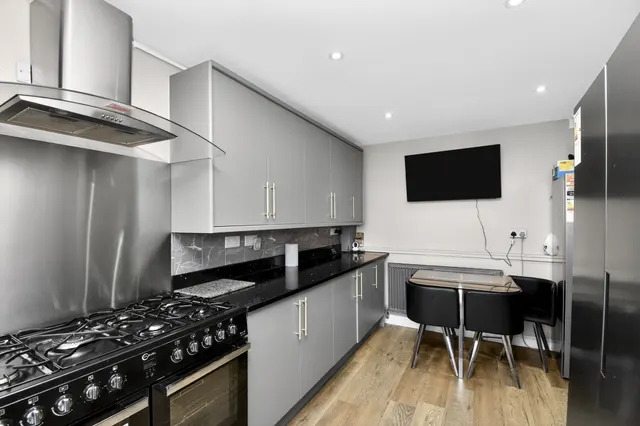 Photo 3 — Shaw Close, London