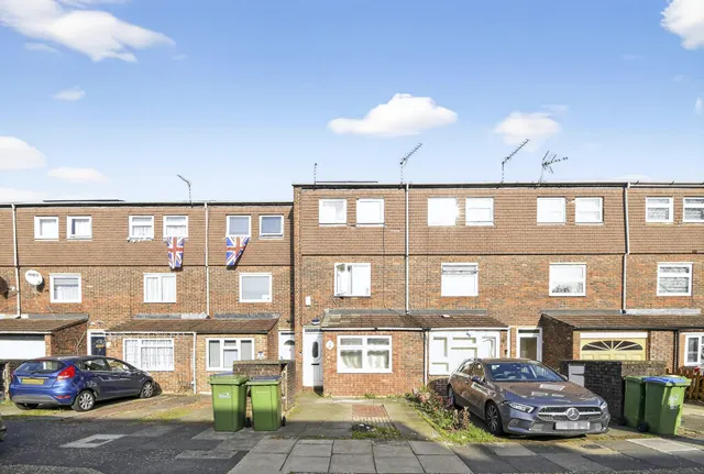 Shaw Close, London, photo 1