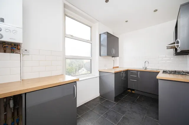 Photo 2 — Flat 2, 326 Mare Street, London
