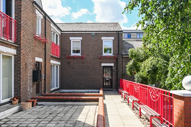 London, E14, photo 1