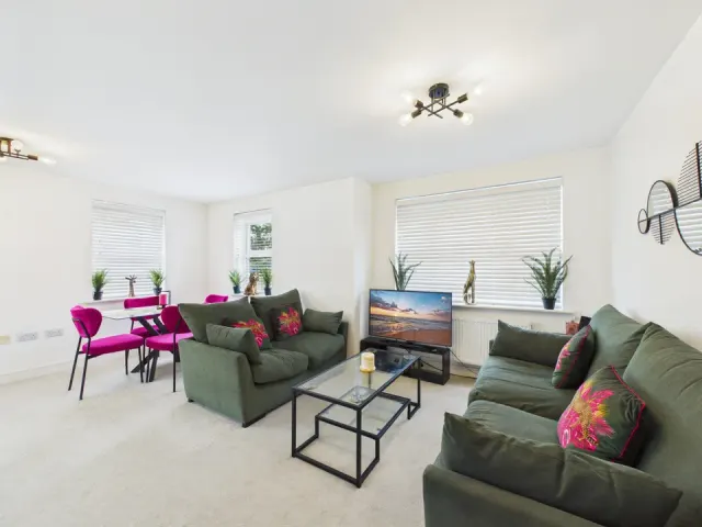 Parsonage Road, Horsham, photo 3