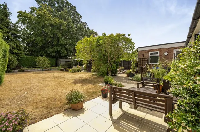 Briarwood Road, Woking, GU21, photo 2