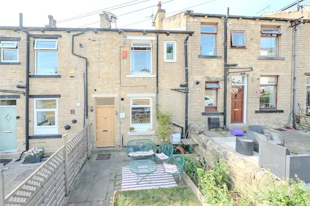 Low Bank Street, Farsley, LS28, photo 1