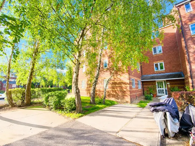 Bream Close, London, N17, photo 1