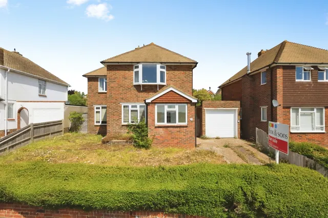 Cobbold Avenue, Eastbourne, photo 1