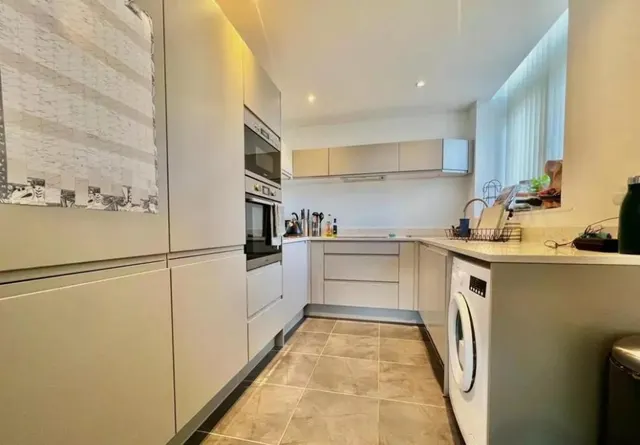 Park Square, Rawdon, LS19, photo 2