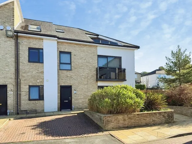 Park Square, Rawdon, LS19, photo 1