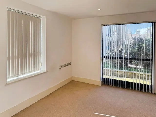 Park Square, Rawdon, LS19, photo 3