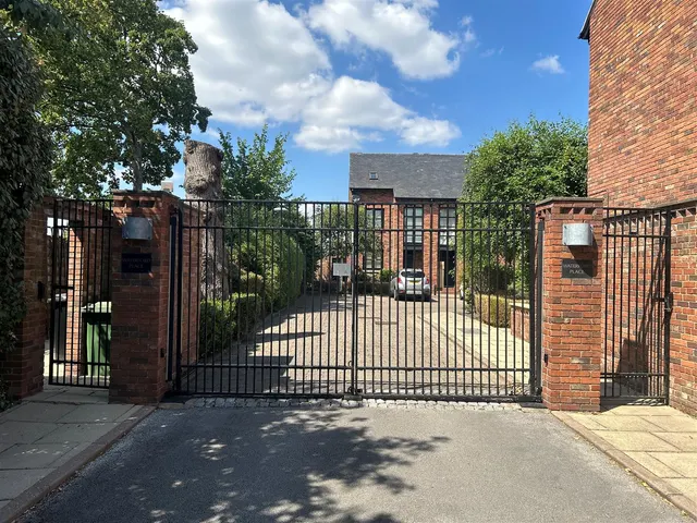 Waterford Place, Heald Green, photo 2