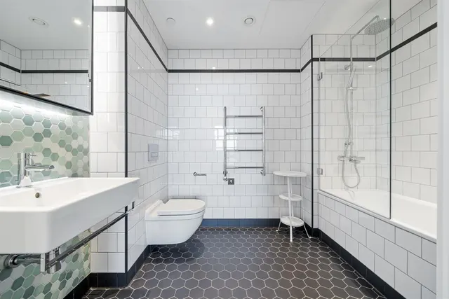 Photo 2 — Flat , Bridgewater House, Lookout Lane, London