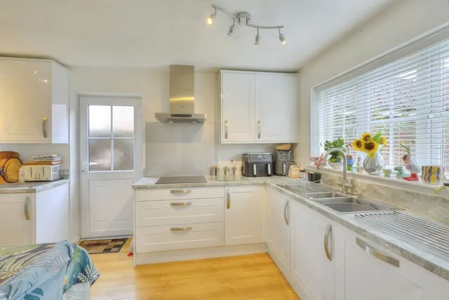 Photo 2 — Landseer Close, WELLINGBOROUGH, Northamptonshire, NN8