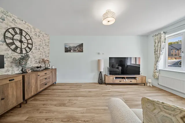 Garrett Crescent, Ottershaw, KT16, photo 2