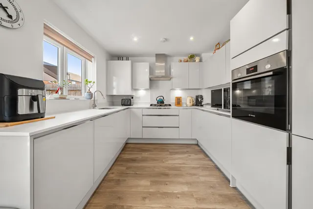 Garrett Crescent, Ottershaw, KT16, photo 3