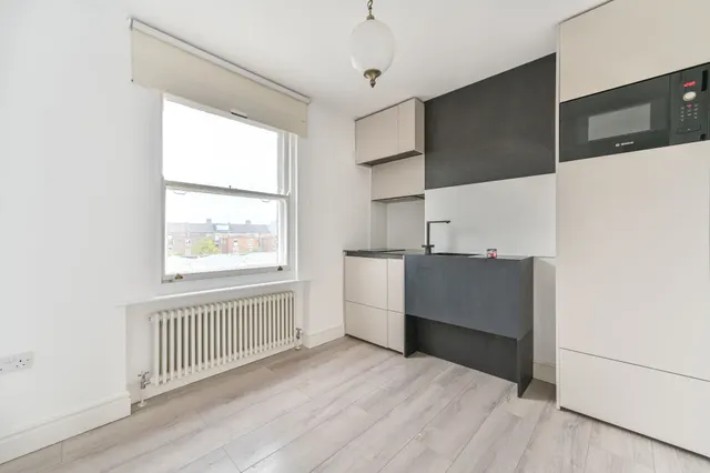 Photo 2 — Flat 8, 20 Claremont Road, London