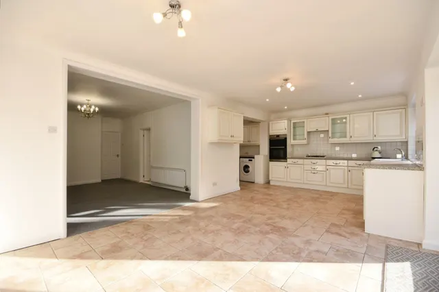 Photo 3 — Ingrave Road, Brentwood
