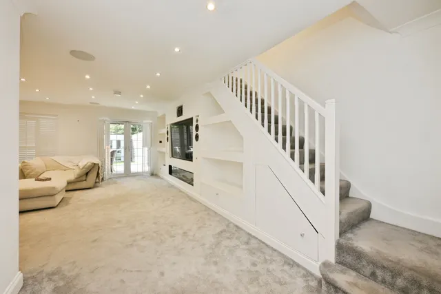 Photo 2 — Lilliards Close, Hoddesdon
