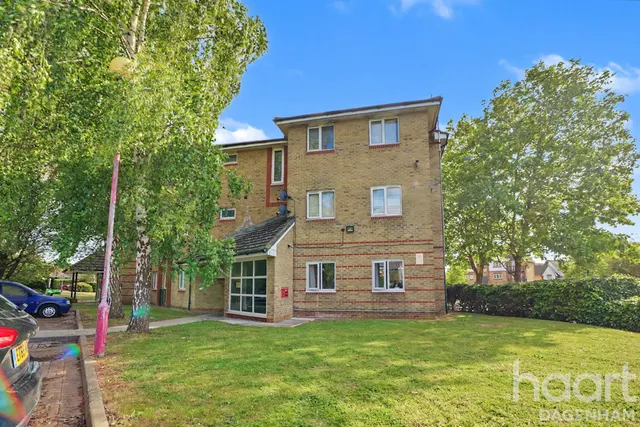Marine Drive, Barking, IG11, photo 1