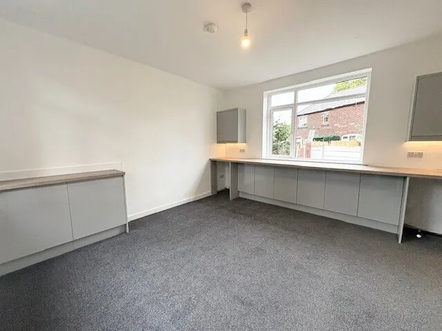 Begonia Avenue, BL4, photo 3