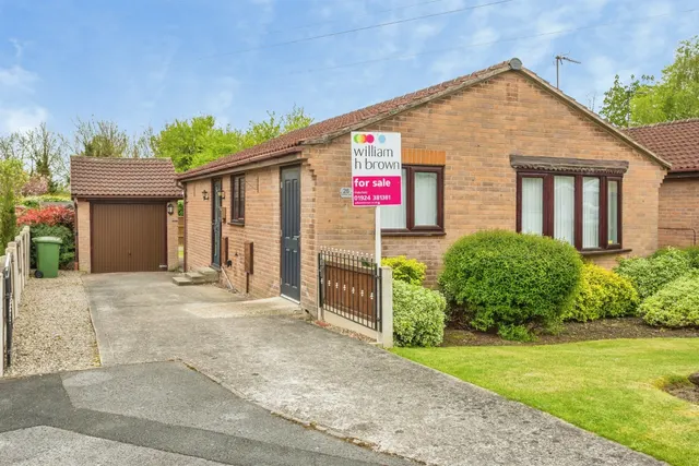 Avondale Drive, Stanley, Wakefield, photo 1