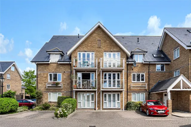 Thames Close, Hampton, TW12 2ET, photo 1