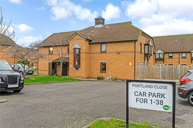 Portland Close, Chadwell Heath, RM6, photo 1