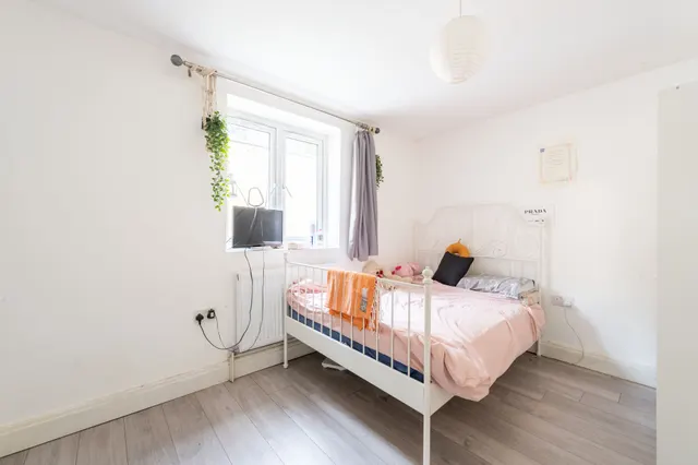 Photo 2 — 915a Garratt Lane, London