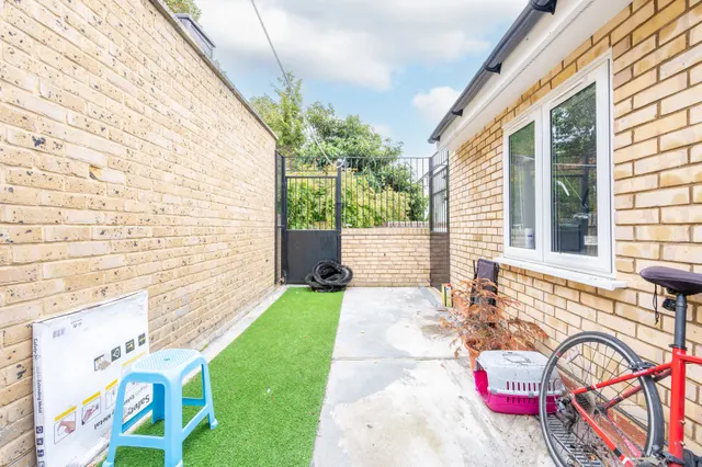 Photo 3 — 915a Garratt Lane, London