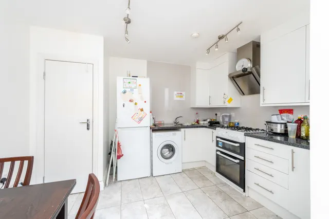 915a Garratt Lane, London, photo 1