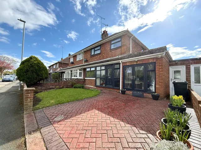 Queens Drive, Swindon, Wiltshire, SN3 1BA, photo 1