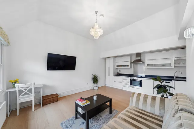 Photo 2 — Flat 5, 43 North Road, Hertford, SG14 1LZ