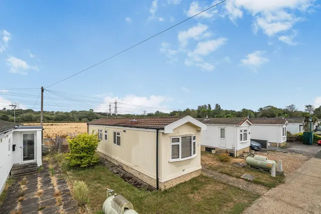 Weybridge Park Estate, Addlestone KT15 2RB, photo 1