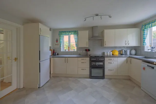 Burge Crescent, Cotford St. Luke, TA4, photo 2