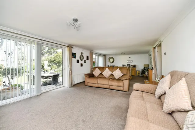 Central Avenue, Telscombe Cliffs, BN10, photo 3