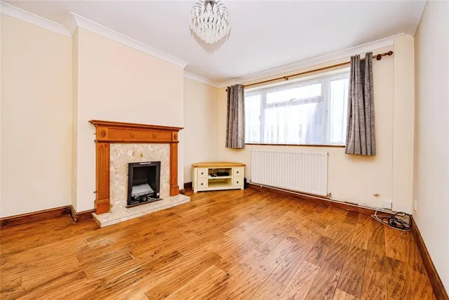 Photo 3 — Browning Road, Luton, Bedfordshire, LU4