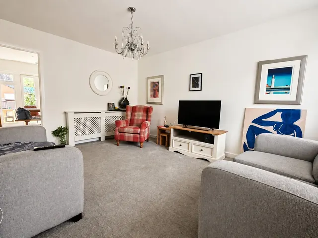 Photo 2 — Chiltern Crescent, Fair Oak, Eastleigh