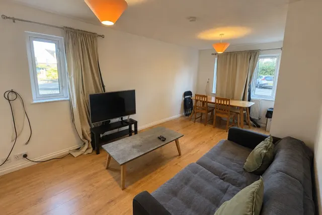 Parry Drive, Weybridge, KT13, photo 3