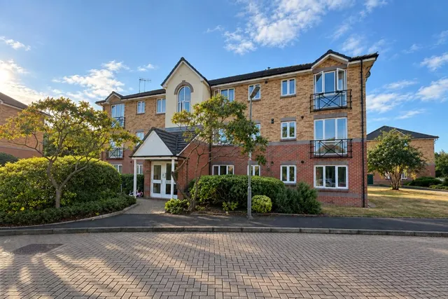Parry Drive, Weybridge, KT13, photo 1
