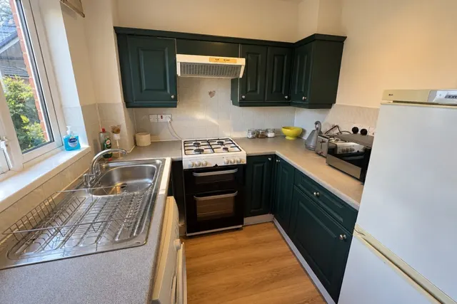 Parry Drive, Weybridge, KT13, photo 2