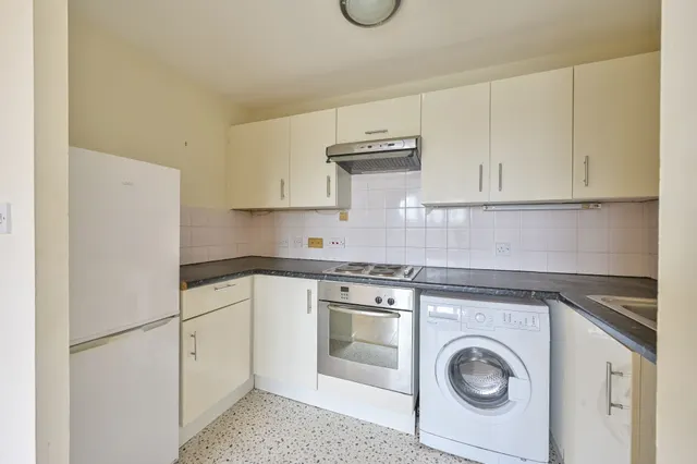 Photo 3 — 38 Shelley Way, London