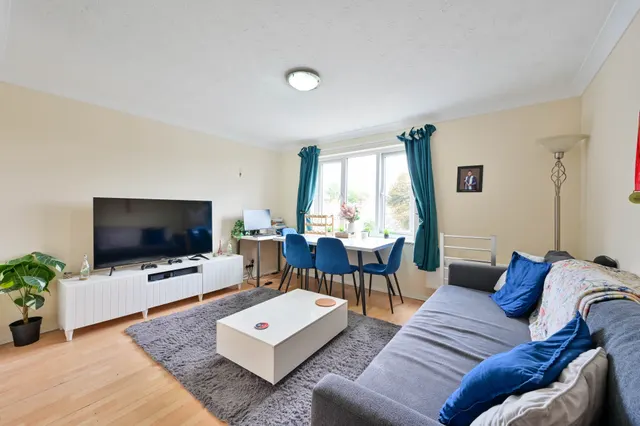 Photo 2 — 38 Shelley Way, London