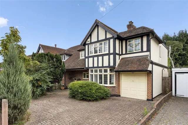 4 bedroom house — The Woodlands, Esher, Surrey, KT10