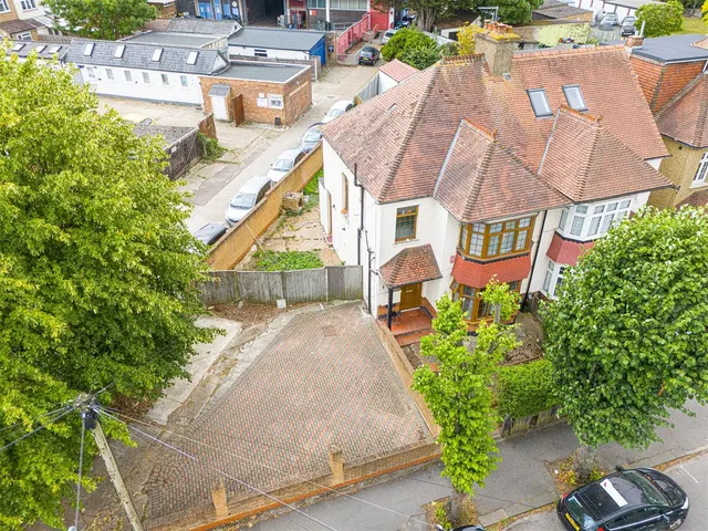 Photo 2 — Connaught Avenue, Chingford