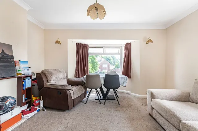 Booth Drive, Staines-upon-Thames, TW18, photo 3
