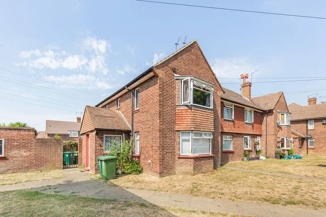 Booth Drive, Staines-upon-Thames, TW18, photo 1