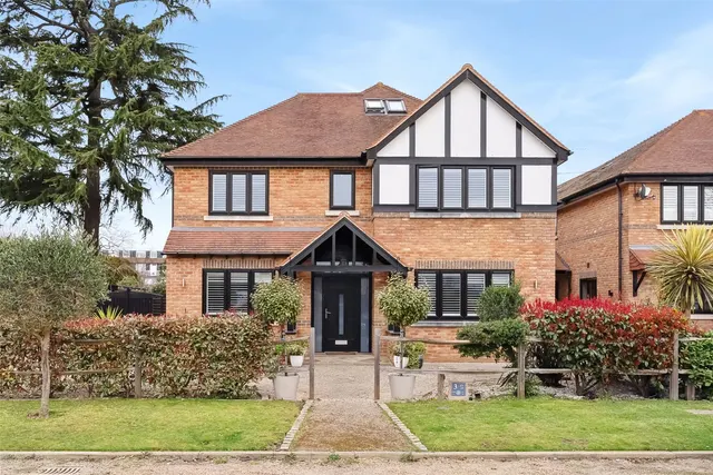 Elmsway, Ashford, TW15 2SH, photo 1