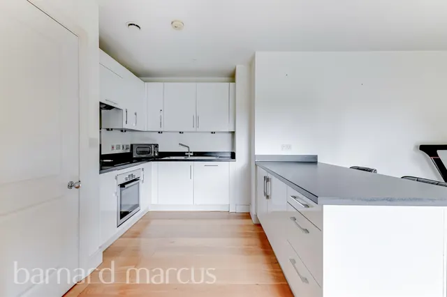Photo 3 — Oakhill Road, London