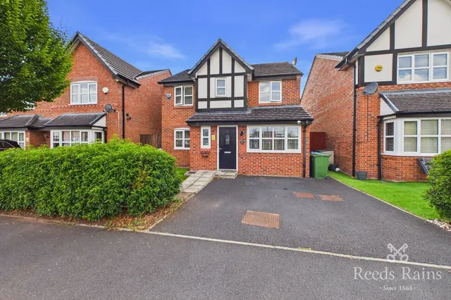 4 bedroom house — Raisbeck Road, Offerton, Cheshire, SK2