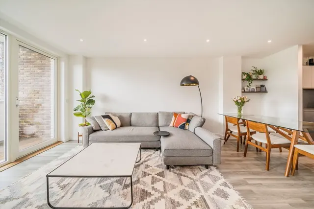 Avenue Road, W3, photo 2