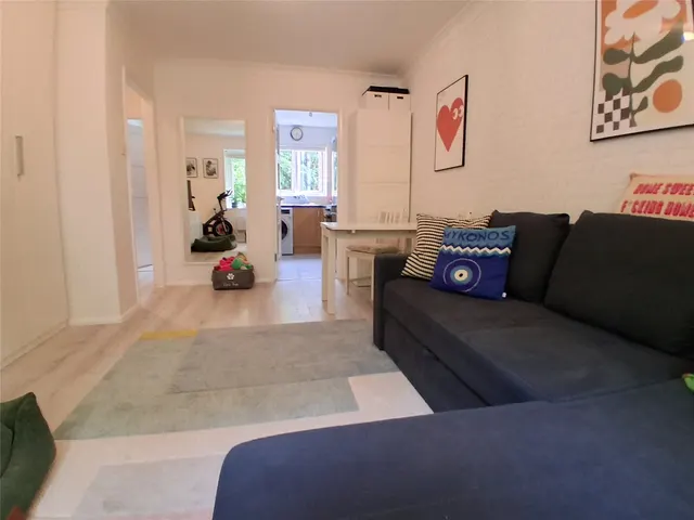 Photo 2 — Glyn Avenue, Barnet, EN4 9PJ
